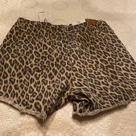 Judy blue leopard 2xl coral/watermelon leopard top - Picture 6 of 7